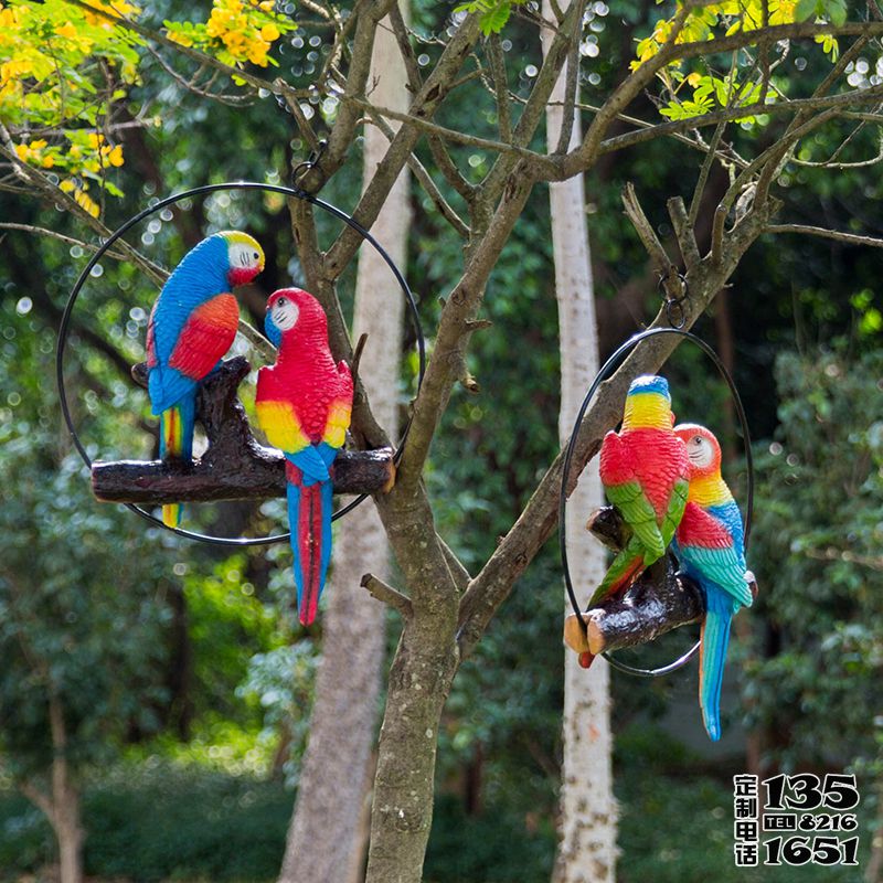 動(dòng)物園樹上休息的玻璃鋼彩繪仿真動(dòng)物鸚鵡雕塑